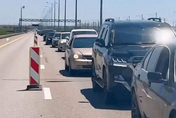 На Крымском мосту пробки из тысячи машин: люди стоят в заторах по несколько часов