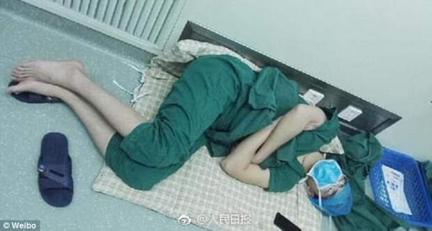 Этот хирурга, уснувшего на полу, в Китае назвали героем
