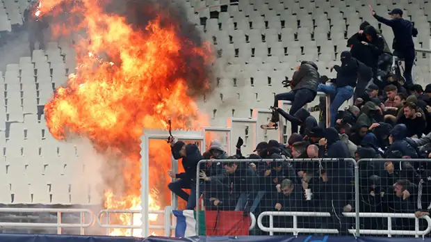 Победа «Шахтёра» на последних секундах, фанатские беспорядки в Греции и пять голов «Баварии»: итоги игрового дня ЛЧ