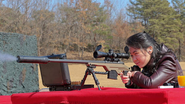 Ким Чен Ын с дочерью испытали новую модель снайперской винтовки