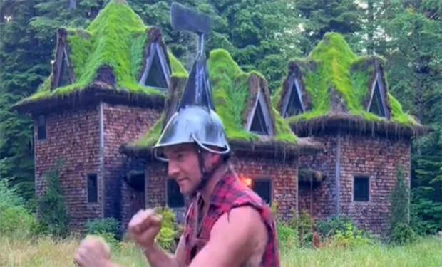 Мужчина тратит все силы на то, чтобы придумать новый способ рубки дров. Уже получается лучше топора