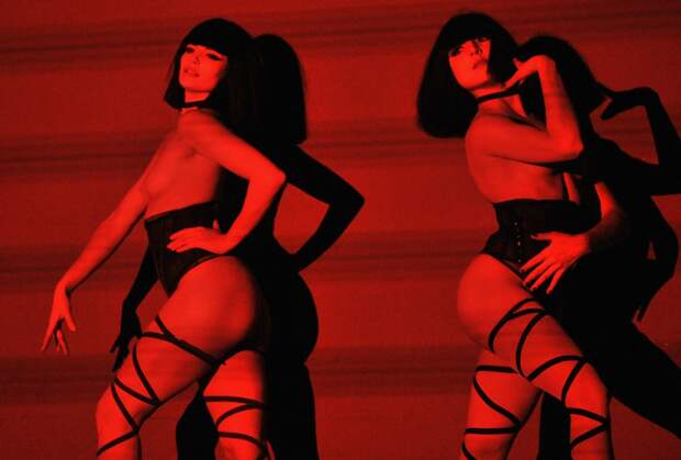 18 пикантных кадров, приоткрывающих занавес легендарного кабаре Crazy Horse