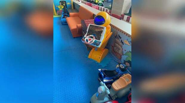 Игровой автомат упал на двухлетнего мальчика в московском ТЦ