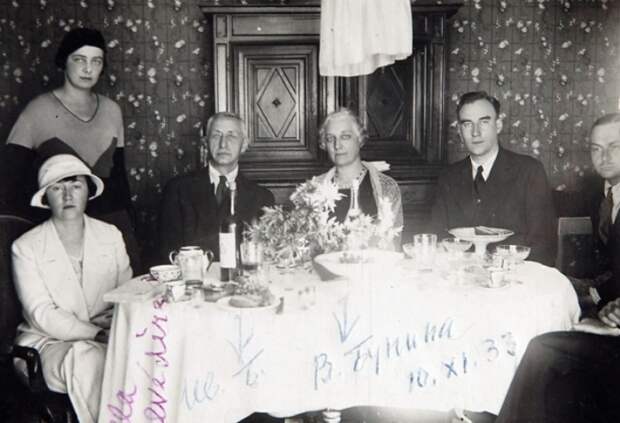 Галина Кузнецова (стоит), в центре Иван Бунин, Вера Бунина и Леонид Зуров, 1933 | Фото: freecity.lv Галина Кузнецова (стоит), в центре Иван Бунин, Вера Бунина и Леонид Зуров, 1933 | Фото: freecity.lv