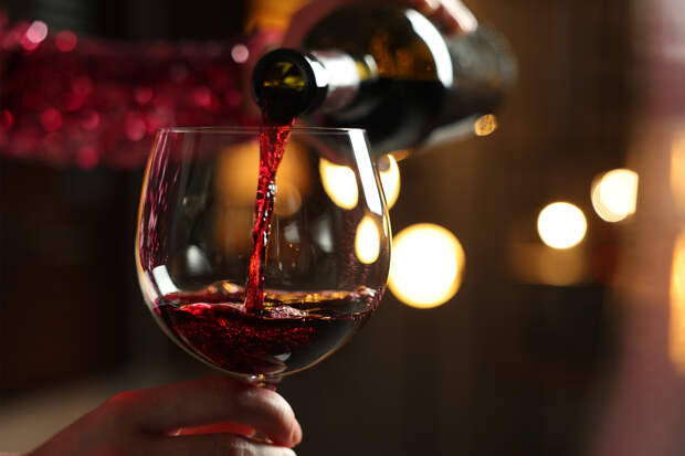 Врач оценила пользу привычки выпить бокал вина перед сном