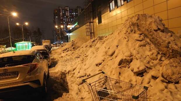 Кучи снега перекрыли тротуар после работы коммунальщиков на Шуваловском проспекте в Петербурге