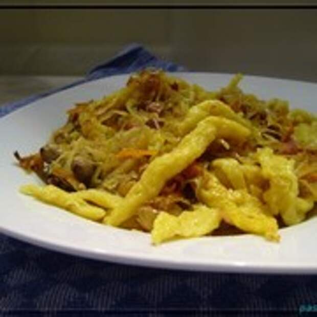 Шпетцле (немецкая домашняя лапша) с квашенной капустой