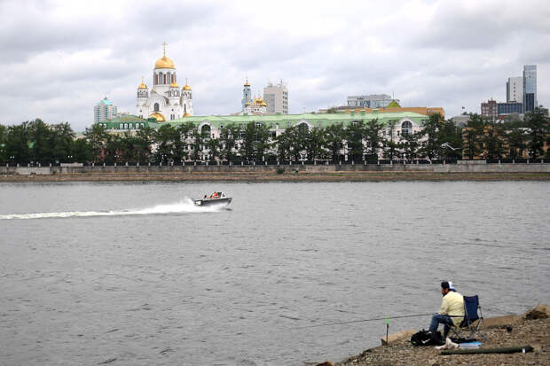 "Ъ": силовики без объяснения причины перекрыли набережную в центре Екатеринбурга