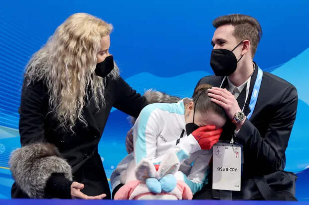 Камила Валиева с хореографом Даниилом Глейхенгаузом (справа) и Этери Тутберидзе после произвольной программы на Играх в Пекине