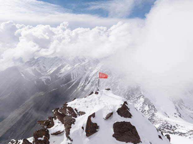«Бессмертный полк» на высоте 4446 метров: уникальное восхождение посвятили Путину и Дню Победы