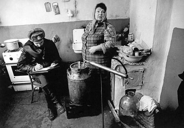 Молодежь и интеллигенция с воодушевлением восприняли перемены. Однако нельзя было не заметить ухудшение экономического положения, нарастания напряженности на национальной почве, в том числе первые межнациональные столкновения (Карабах)  <br>На фото рейд по борьбе с самогоноварением