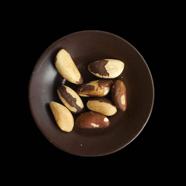 Яйца, грецкие орехи и еще 4 продукта, которые помогут снять напряжение и чувствовать себя счастливее