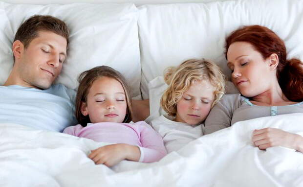Дети спят с мамой и папой
