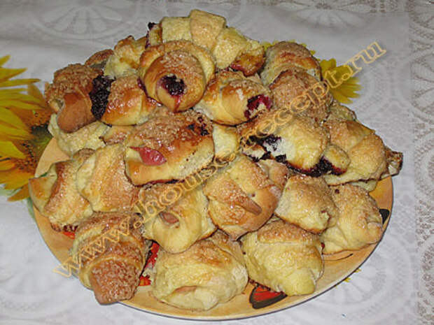 Рогалики с начинкой из яблока и черной смородины