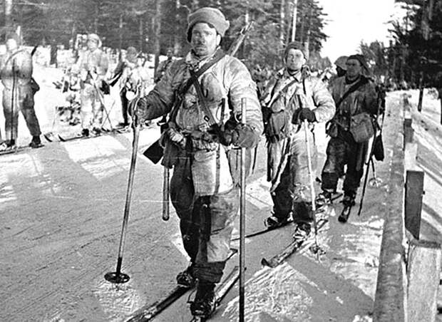 Отдельный лыжный батальон Красной армии на марше. Февраль 1940 года