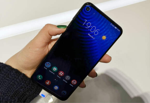 123 Hisense привезла на MWC 2019 смартфон с «дыркой» в экране и камерой 48 Мп