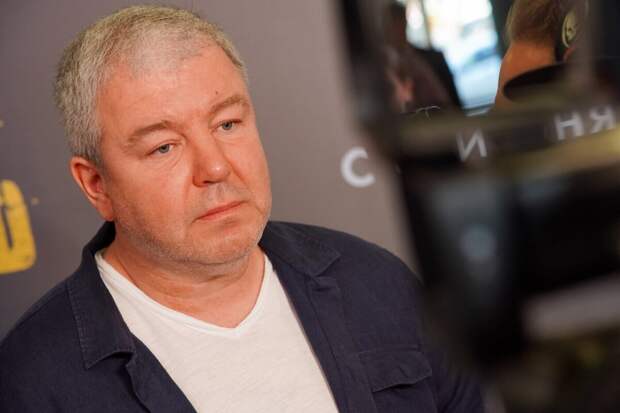 Александр Робак сменил имидж, примерив темные усы для новой роли