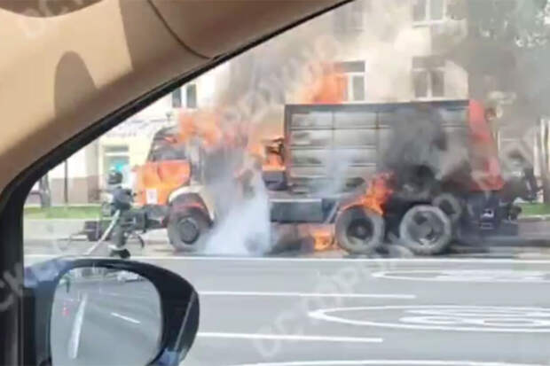 На Кутузовском проспекте в Москве загорелась поливальная машина