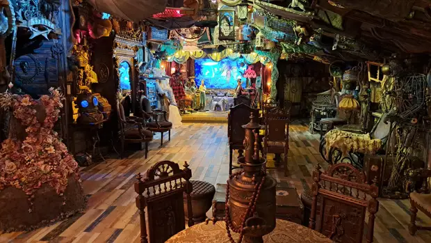 Совсем недавно в Петербурге на улице Некрасова уныло смотрел на прохожих дом № 14 б. С его фасада осыпалась штукатурка, а окна были завешаны объявлениями, возвещающими о том, что дом продается.-44