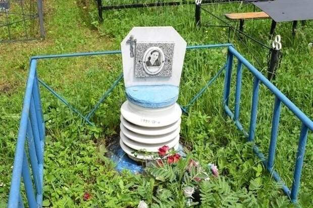Надгробие на кладбище воронежском Надгробие на кладбище воронежском