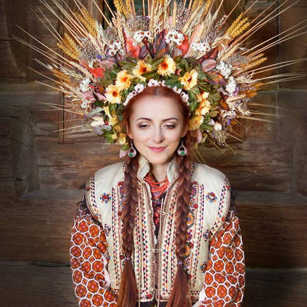 cовременные женщины носят традиционные украинские венки