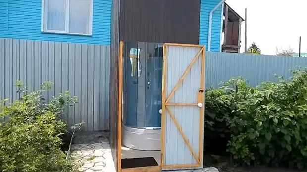 Душ на участке без заморочек. Всё красиво, удобно и скрыто от посторонних глаз