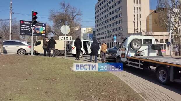 Video:  Последствия_серьёзного_ДТП_на_Крытом_рынке_в_Донецке.mp4