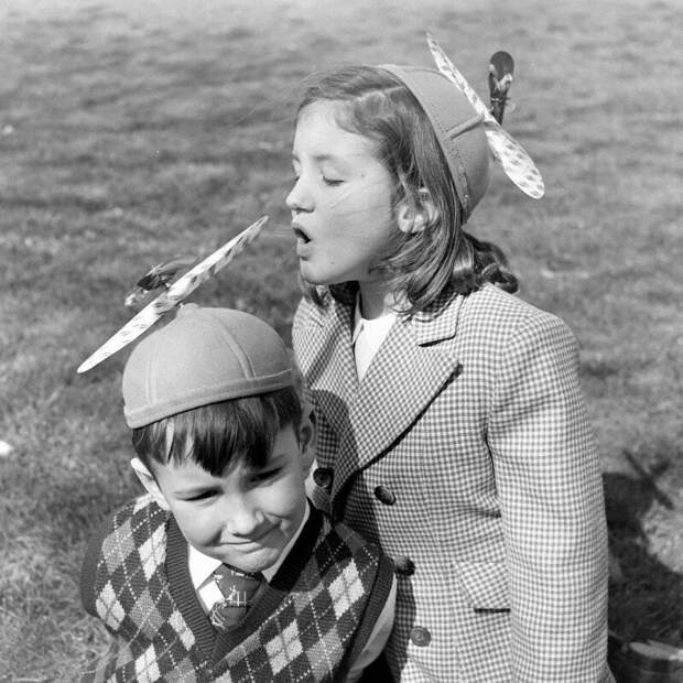 Модная детская новинка в США - шапочка с пропеллером. 1948 год. история, ретро, фото, это интересно