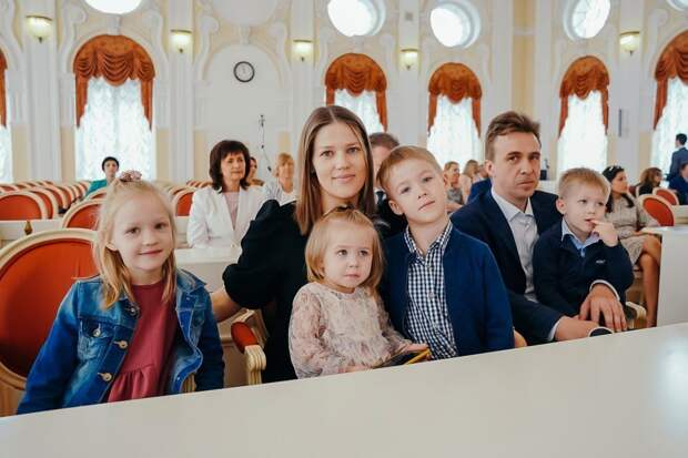 Беглов рассказал о росте премий для многодетных семей в Петербурге