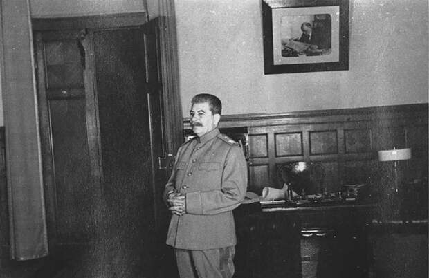 Сталин в кабинете. Источник Яндекс картинки