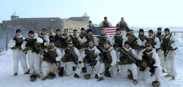 Военнослужащие взвода роты «В» из 173-й воздушно-десантной бригады армии США в Нарве позируют на фоне пограничной российской крепости Ивангород