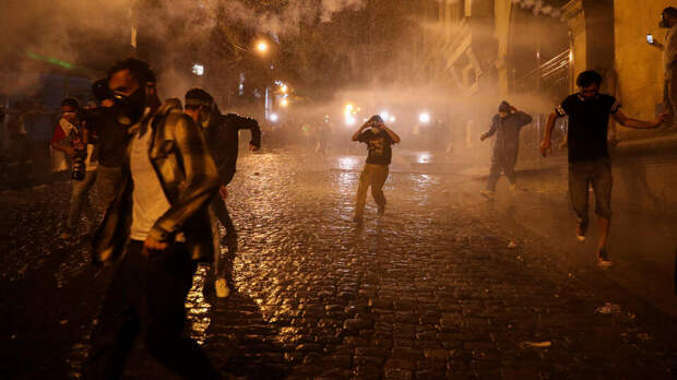 Протестующие устроили пожар возле здания парламента в Тбилиси