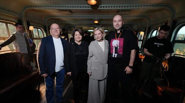 Гендиректор НМГ и Любимова посетили съемочную площадку "Черного шелка"