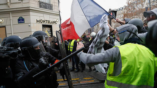 В Париже продолжаются жестокие столкновения протестующих  с полицией