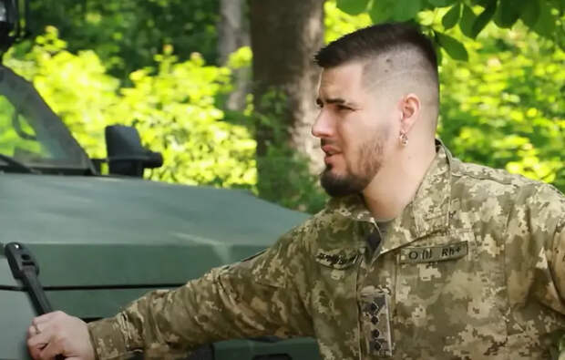 Гламурный украинский офицер призвал сделать военнообязанными и украинок в возрасте от 18 лет