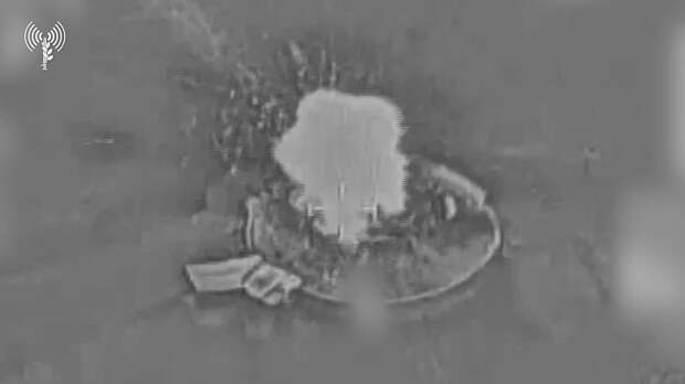 Армия обороны Израиля публикует новое видео, показывающее авиаудар по иранским солдатам, готовящих к пуску пусковую установку ракет в рамках подготовк...