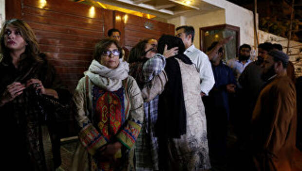 Родственники музыканта Джунейда Джамшеда собрались возле его дома в Карачи после сообщения о крушении самолета, Пакистан