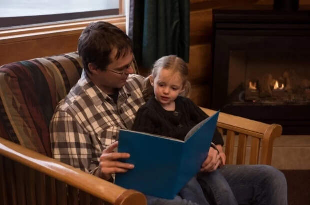 Психолог Зберовский назвал сказки, которые нежелательно рассказывать детям