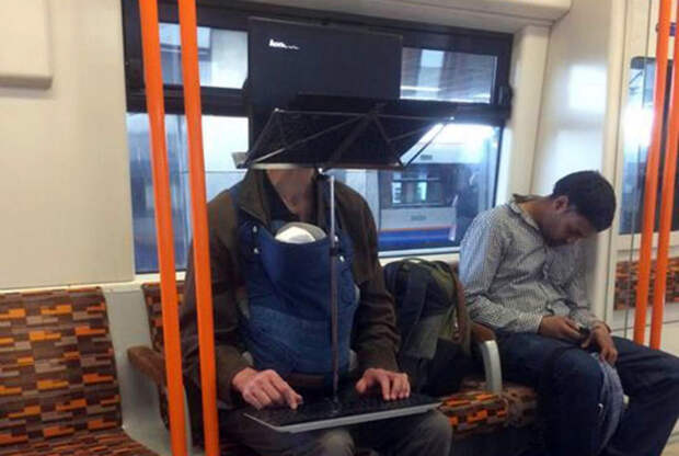 Забавный пассажир в метро.