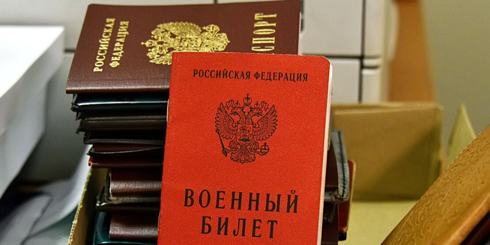 Заслуженная артистка России Зара посетила столичный пункт отбора контрактников. Фото: Ю. Иванко mos.ru. Пресс-служба мэра и Правительства Москвы