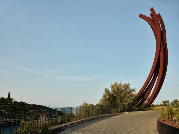 Bernar Venet Studio, cкульптура 6 Arc Verticaux 77,5°
