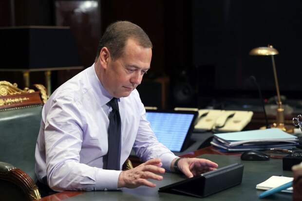 Медведев назвал Шольца протухшей ливерной колбасой после слов об Украине
