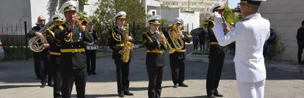 Военные поздравили ветеранов ВОВ оркестром  в Актау