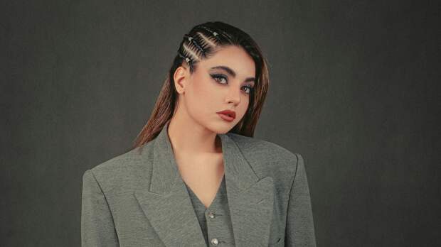 Блогерша превратила старый пиджак в трендовый и поразила пользователей сети