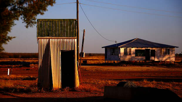 Коварная ловушка: женщина провалилась в туалет и провела в яме с фекалиями три часа