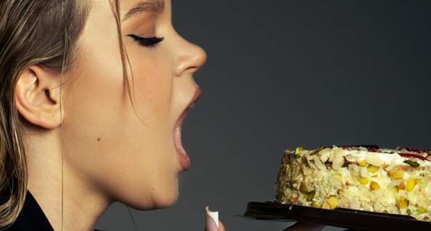 Вкусняшки и крепкий сон: психолог назвал топ-5 советов, которые помогают справляться с тревогой