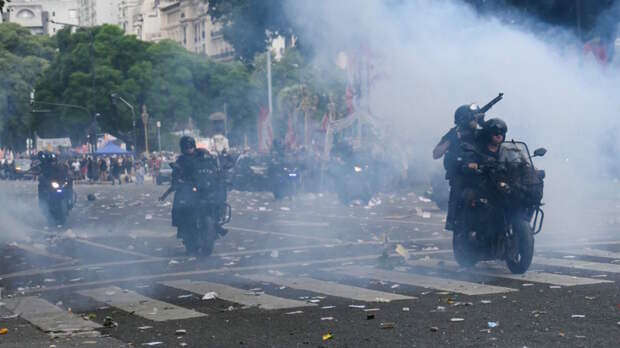 Столкновения с полицией начались в столице Аргентины на фоне рассмотрения закона о трудовой реформе