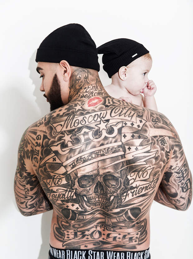 На Тимати: боксеры, Black Star Wear; шапка, собственность модели. На Алисе: шапка, собственность модели.