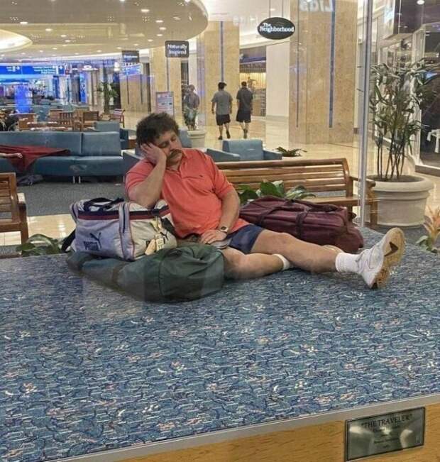 2. Это не мужчина средних лет, уставший от путешествий, это бронзовая скульптура в аэропорту