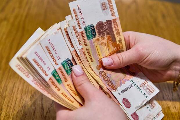 Средние зарплаты превысили 150 тыс. рублей в девяти отраслях экономики РФ